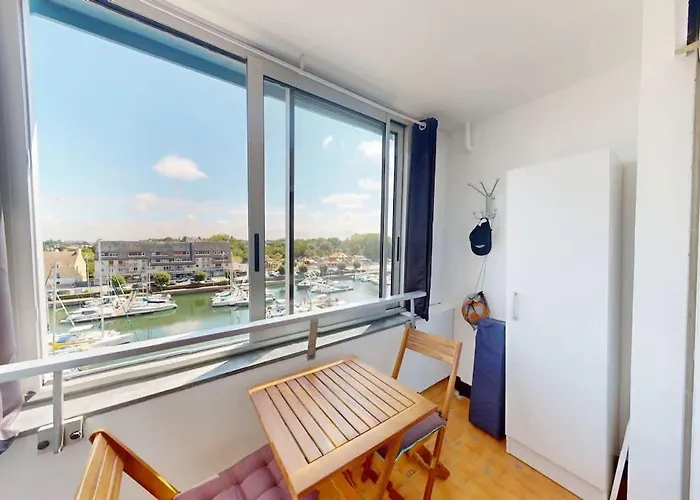 Sur Le Port Курсёль-сюр-Мер